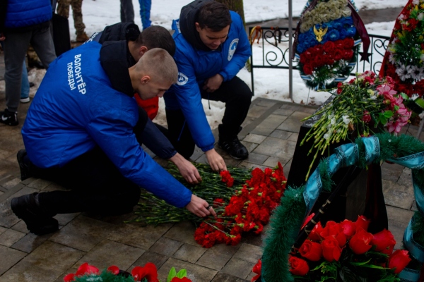 В День Неизвестного Солдата Волонтёры Победы провели церемонию возложения цветов к Памятнику Неизвестному лётчику